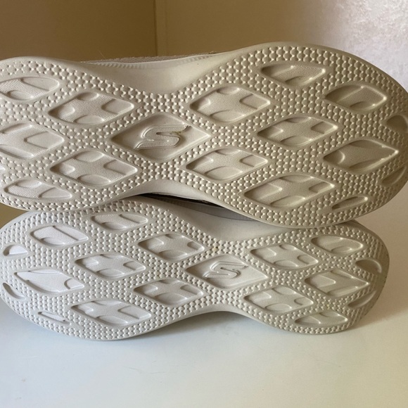 Women’s On the go Skechers Size 6 Taupe New - Picture 6 of 12